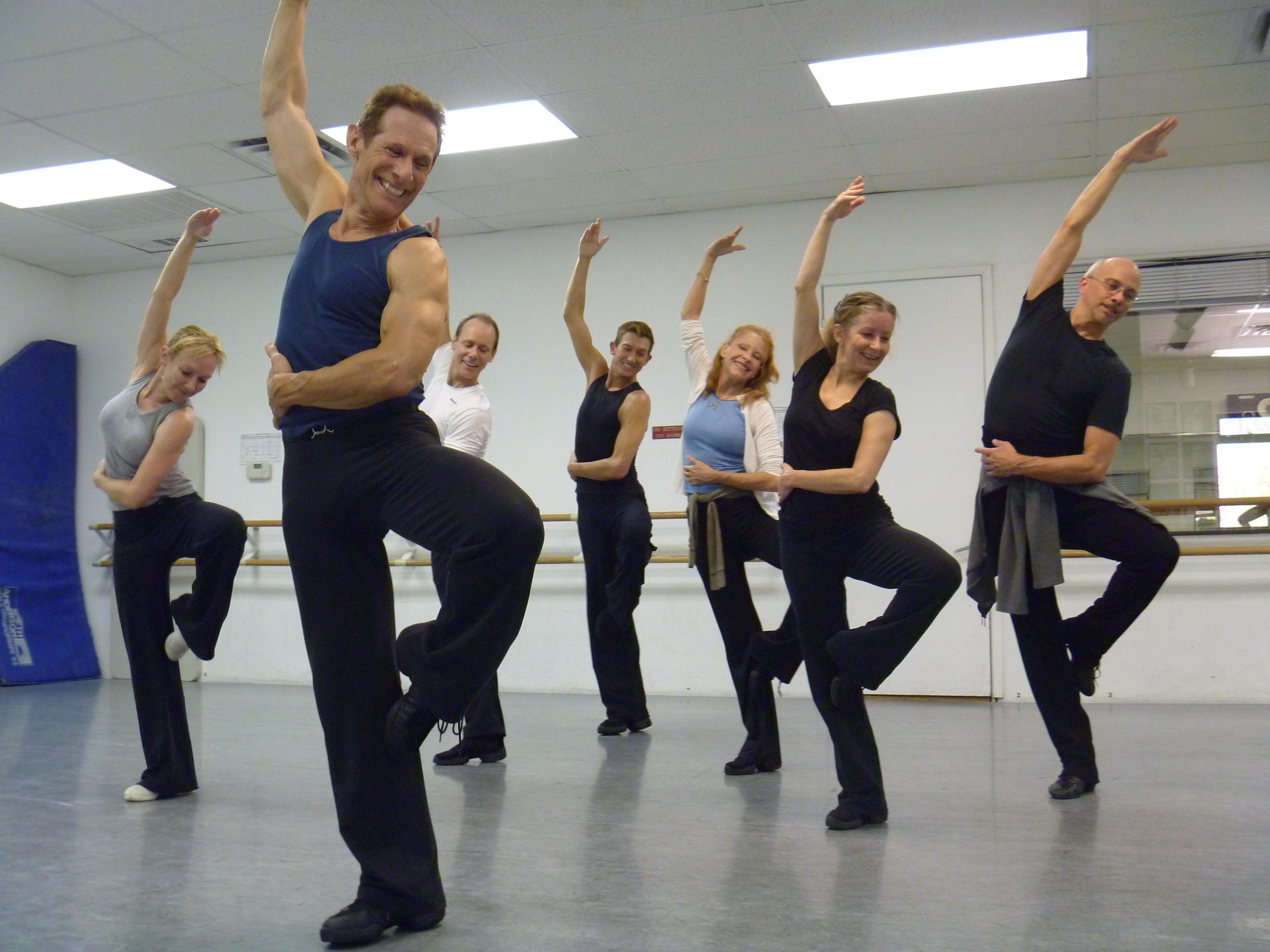 Школа танцев движение. Движения для танца. Занятия танцами для начинающих в Подольске. Школа танцев Ladance. Движения для танцев 7 лет.